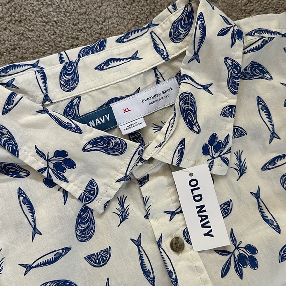 Old Navy Everyday Button Down Shirt - Picture 3 of 3